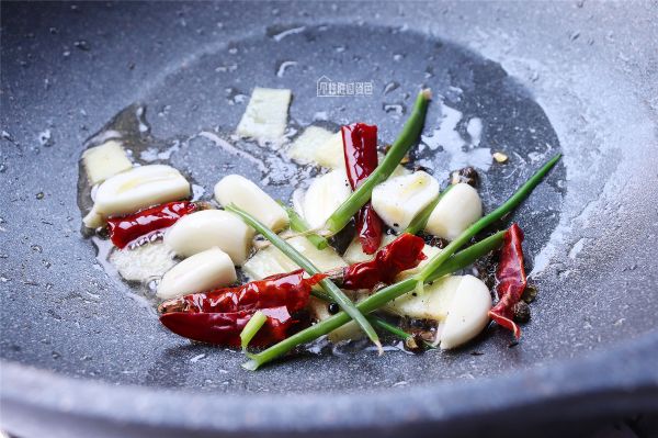 豆果美食▲烧菜勾芡讲究多，芡汁一定要这个时候下，亮油挂汁不起疙瘩！