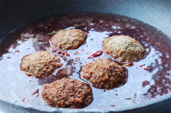 豆果美食▲烧菜勾芡讲究多，芡汁一定要这个时候下，亮油挂汁不起疙瘩！