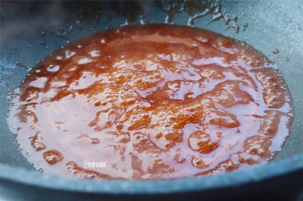 豆果美食▲烧菜勾芡讲究多，芡汁一定要这个时候下，亮油挂汁不起疙瘩！