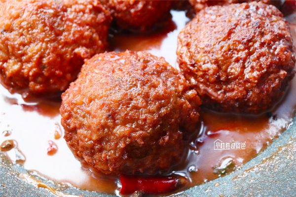 豆果美食▲烧菜勾芡讲究多，芡汁一定要这个时候下，亮油挂汁不起疙瘩！