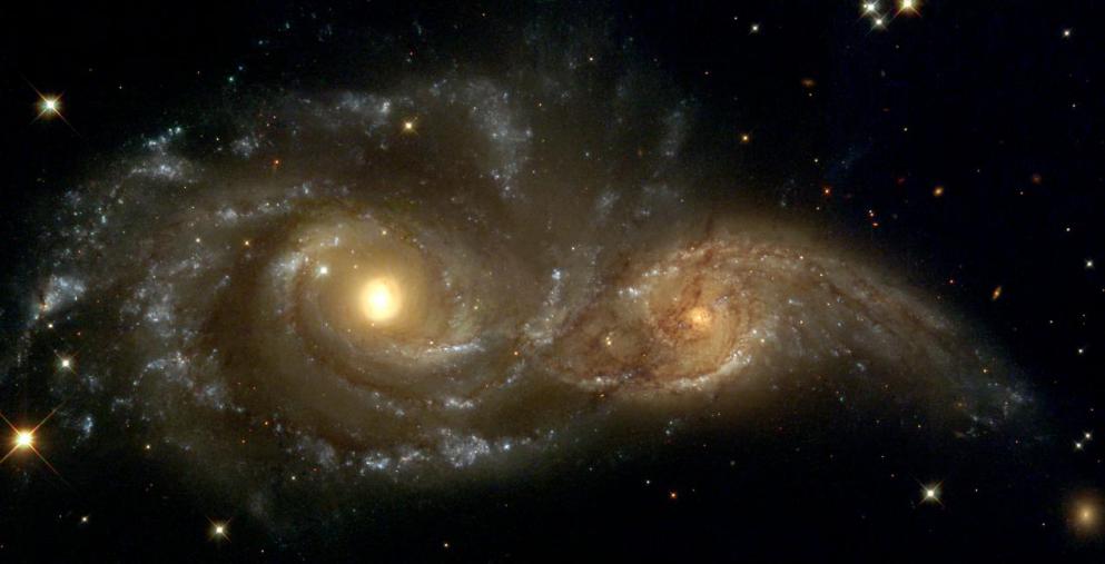 大犬座中两个正在并合的漩涡星系。