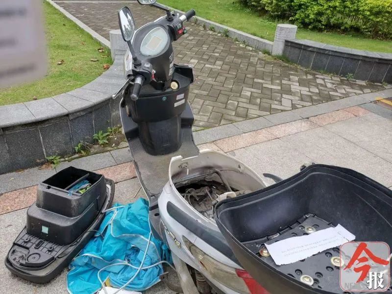 在一辆电动车尾,记者发现有一张纸条,大概写着,电动车电瓶被盗案桂中