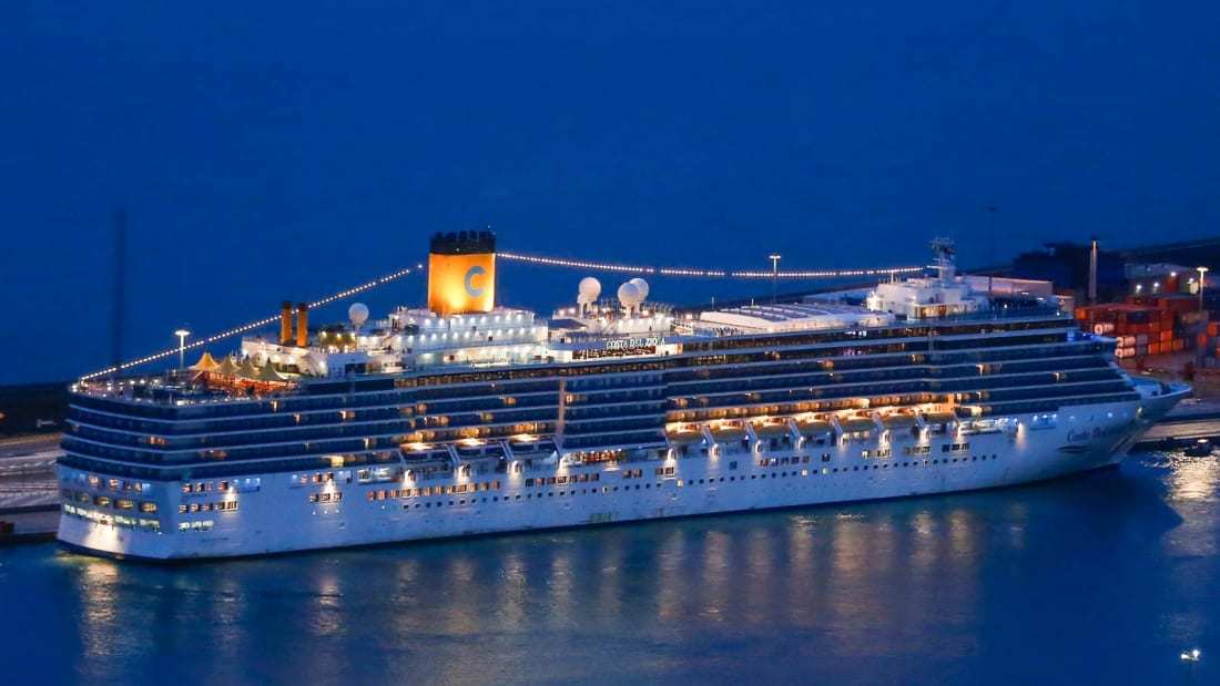 港口▲兜圈子躲病毒，最后一艘邮轮终靠岸，2500多人109天里无一感染