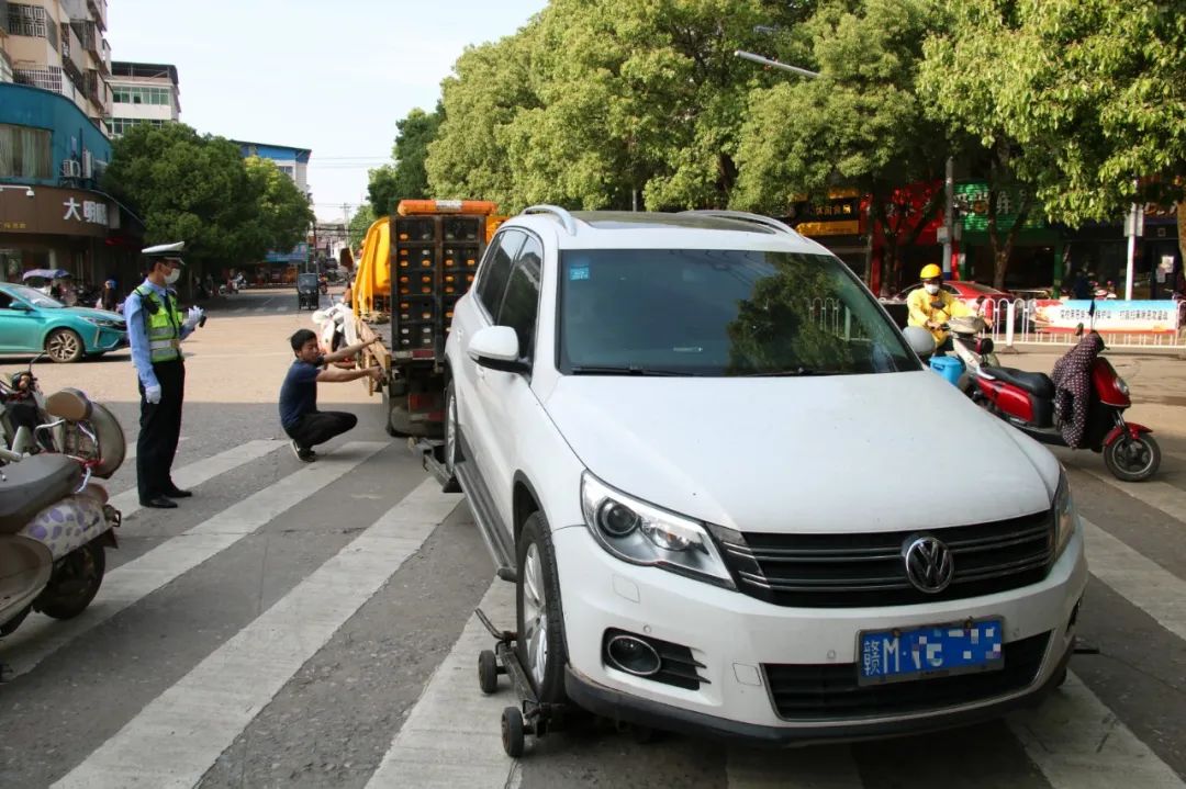 (拖离妨碍交通通行的车辆)