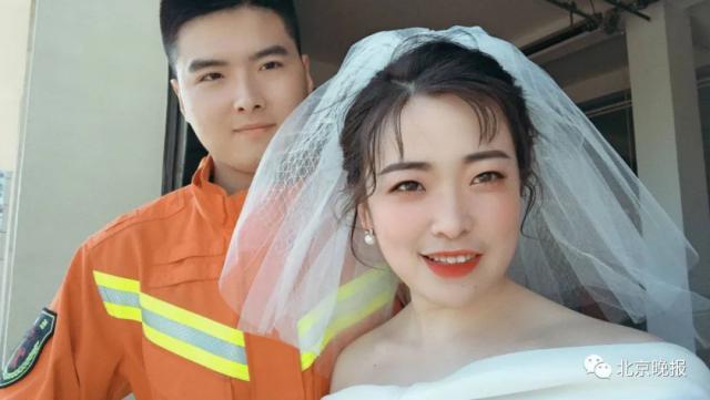 婚礼@拍婚纱照时，新郎突然撒开新娘的手转身就跑……