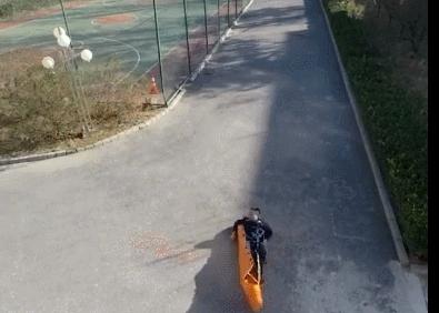 婚礼@拍婚纱照时，新郎突然撒开新娘的手转身就跑……