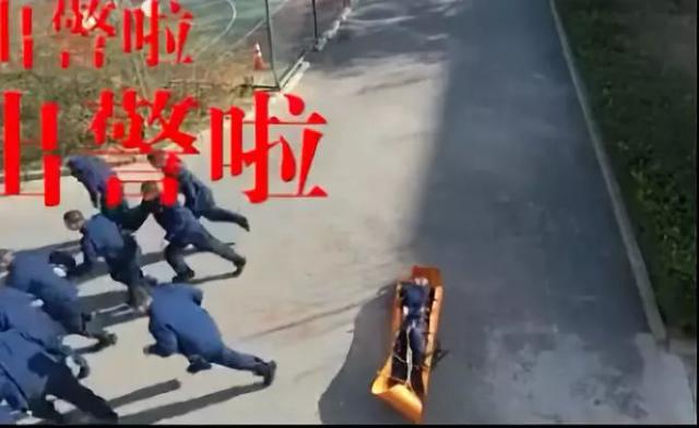 婚礼@拍婚纱照时，新郎突然撒开新娘的手转身就跑……