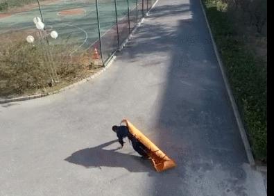 婚礼@拍婚纱照时，新郎突然撒开新娘的手转身就跑……