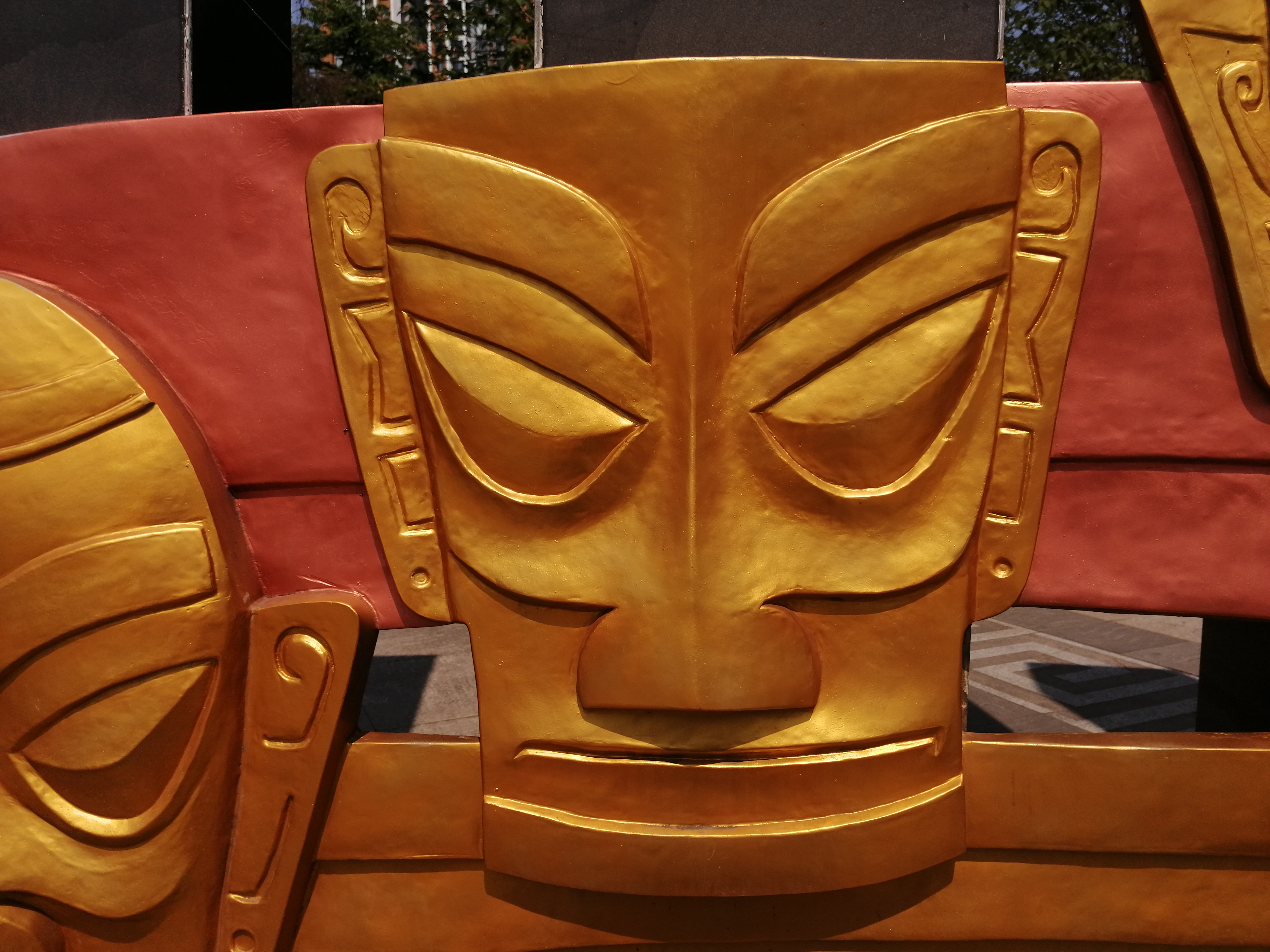 德阳南湖公园湖畔三星堆26人青铜头像祭祀墙全景图