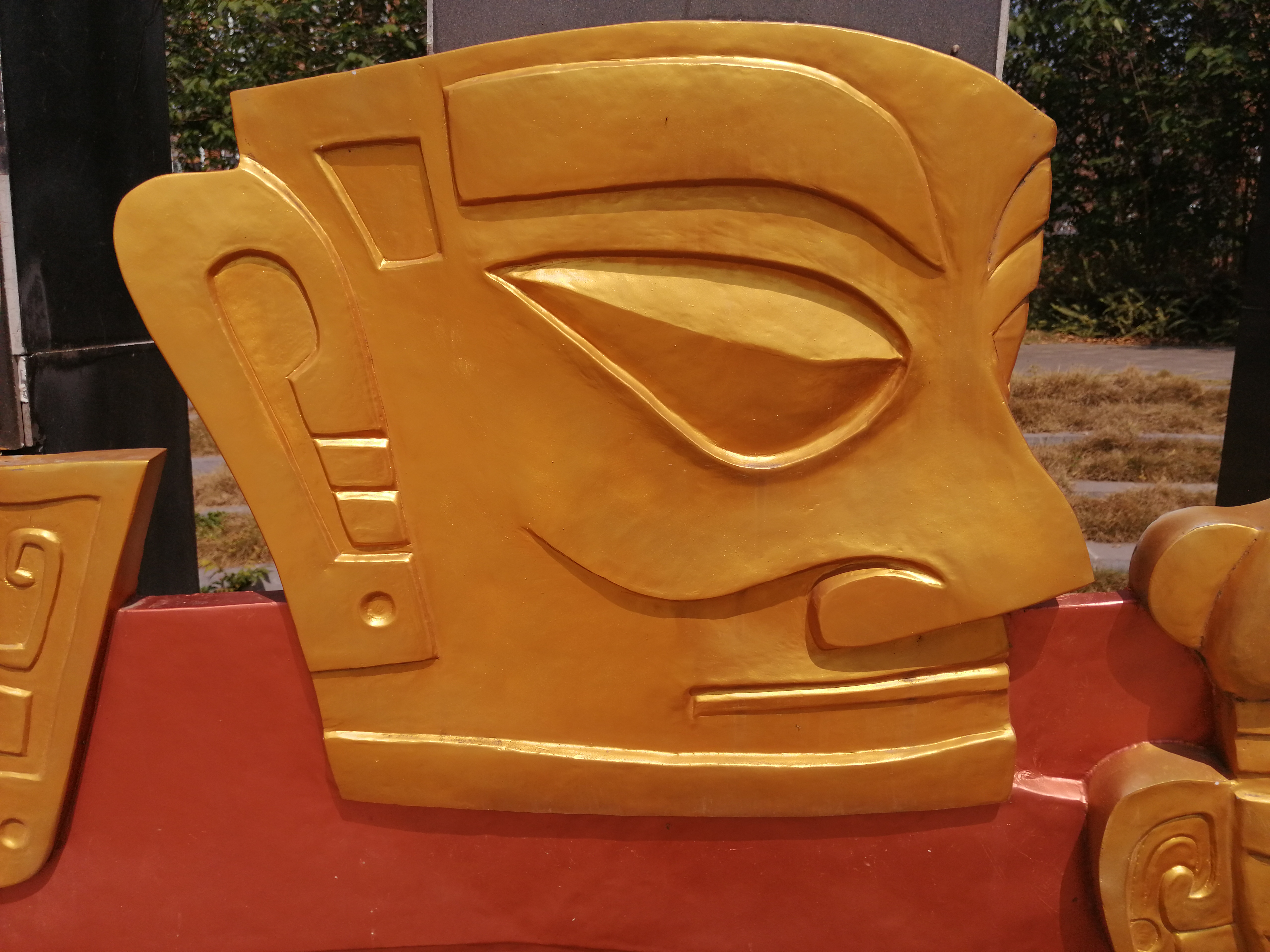 德阳南湖公园湖畔三星堆26人青铜头像祭祀墙全景图