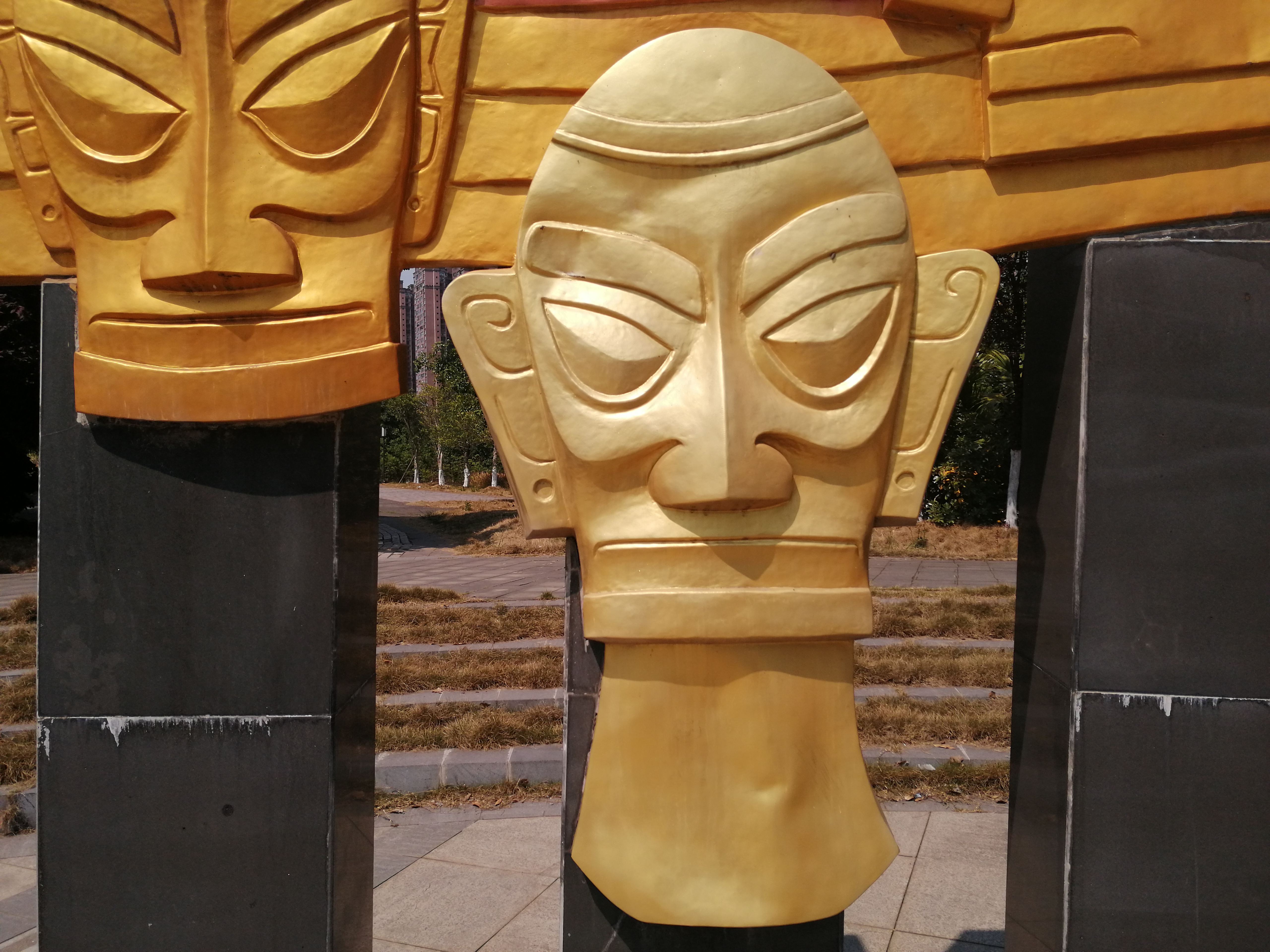 德阳南湖公园湖畔三星堆26人青铜头像祭祀墙全景图