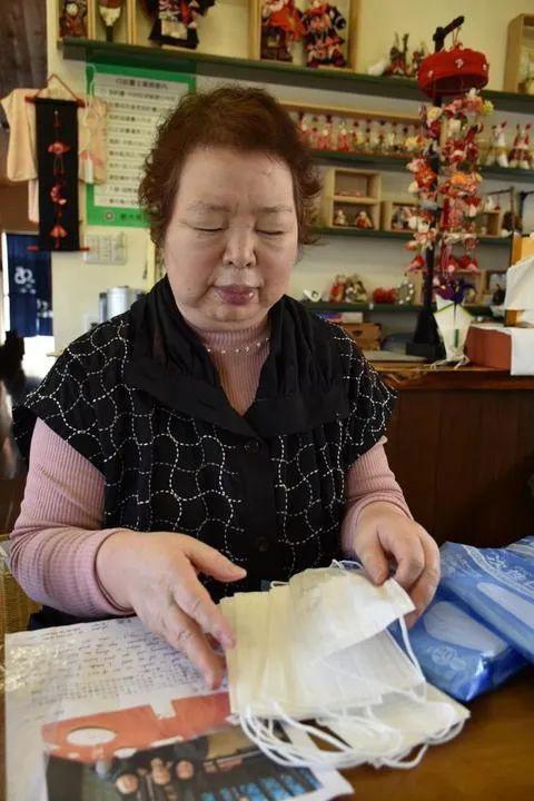 高田▲日本老人突然收到来自中国的包裹！打开后太意外