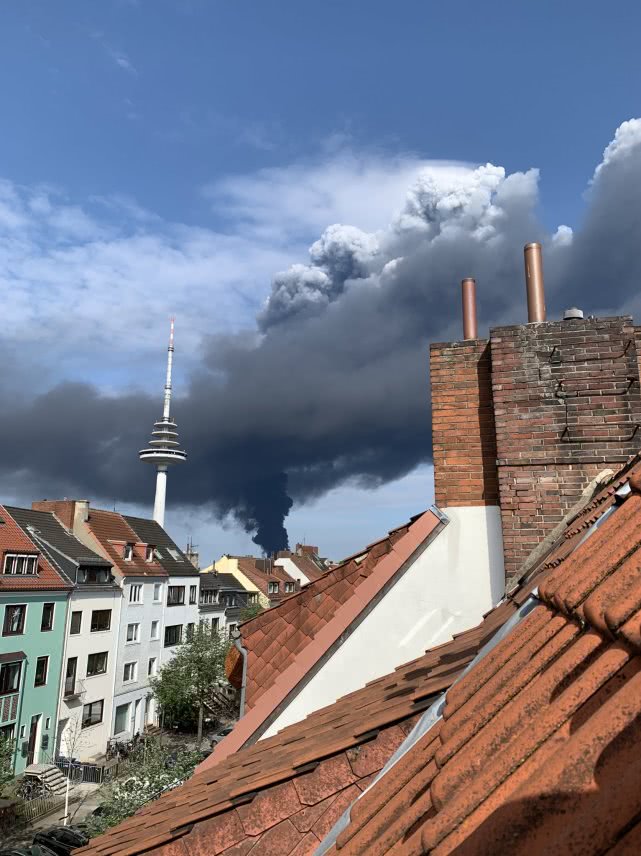 国际社会：德国不来梅一木材仓库起火 现场火势凶猛浓烟冲天