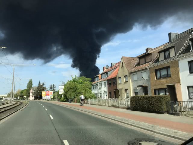 国际社会：德国不来梅一木材仓库起火 现场火势凶猛浓烟冲天