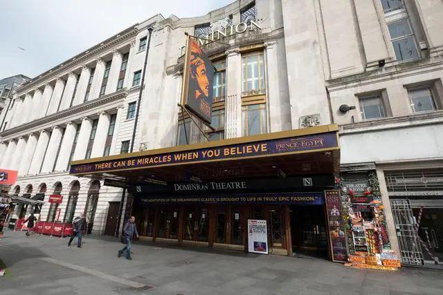 疫情■在英小留学生回国路：回程瘦5斤，妈妈买到机票哭了