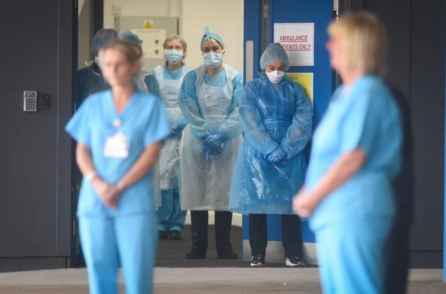 疫情■在英小留学生回国路：回程瘦5斤，妈妈买到机票哭了