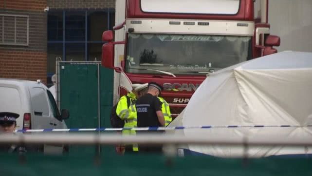 「国际」美国殡仪馆外发现四辆卡车载有60具尸体，报警人称车上滴液体