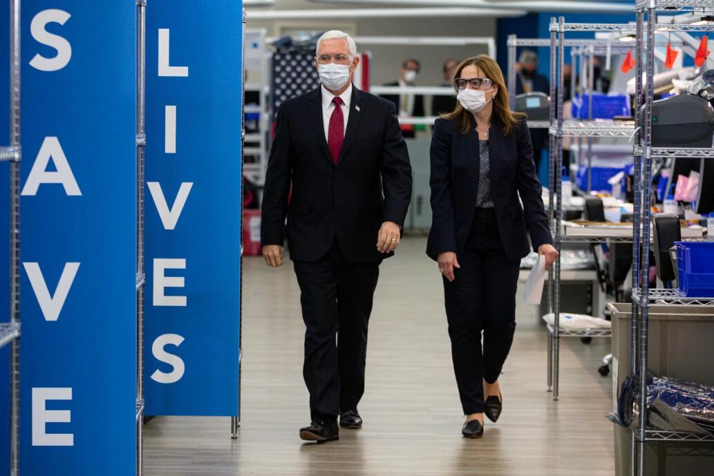 『彭斯』探望新冠病人不戴口罩挨批后，彭斯这次终于把口罩戴上了