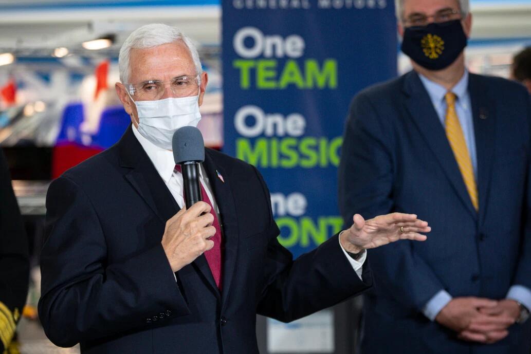 『彭斯』探望新冠病人不戴口罩挨批后，彭斯这次终于把口罩戴上了