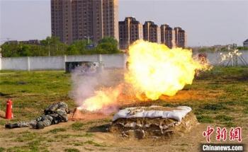 「陆军」陆军第71集团军某合成旅组织实战化喷火训练