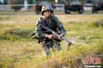 「陆军」陆军第71集团军某合成旅组织实战化喷火训练