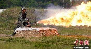 「陆军」陆军第71集团军某合成旅组织实战化喷火训练