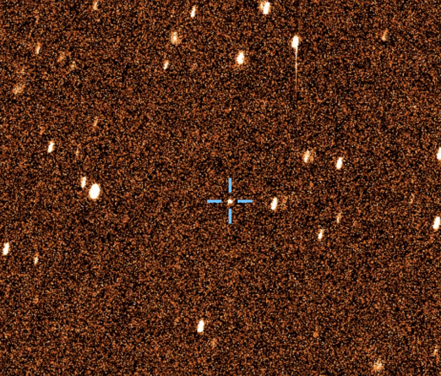 「小行星」这颗小行星已安全飞掠地球，但它却“惊险”的卫星“下面”飞过！