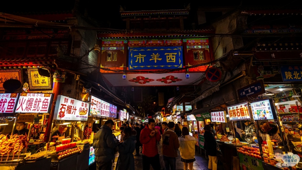 五一首日西安回民街游客稀少商户去年排队一小时今年不排队