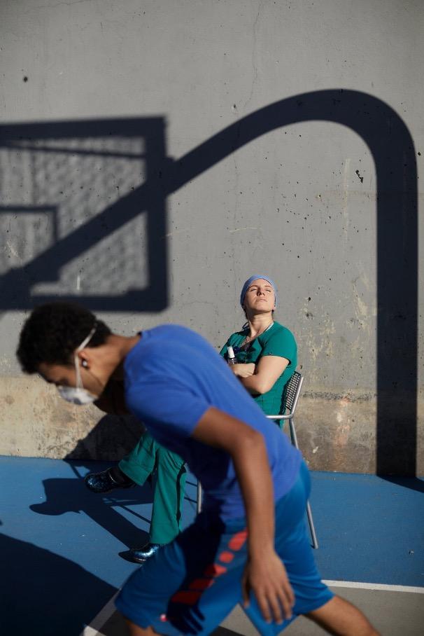 『疫情』疫情下的纽约护士群像：漫长的一天似乎永无尽头