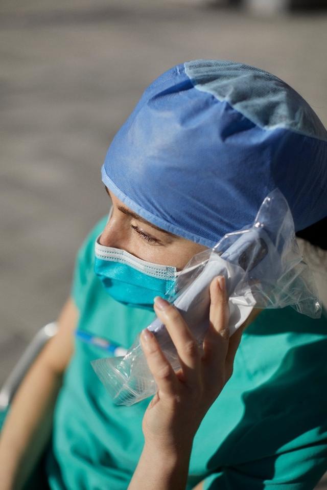 『疫情』疫情下的纽约护士群像：漫长的一天似乎永无尽头