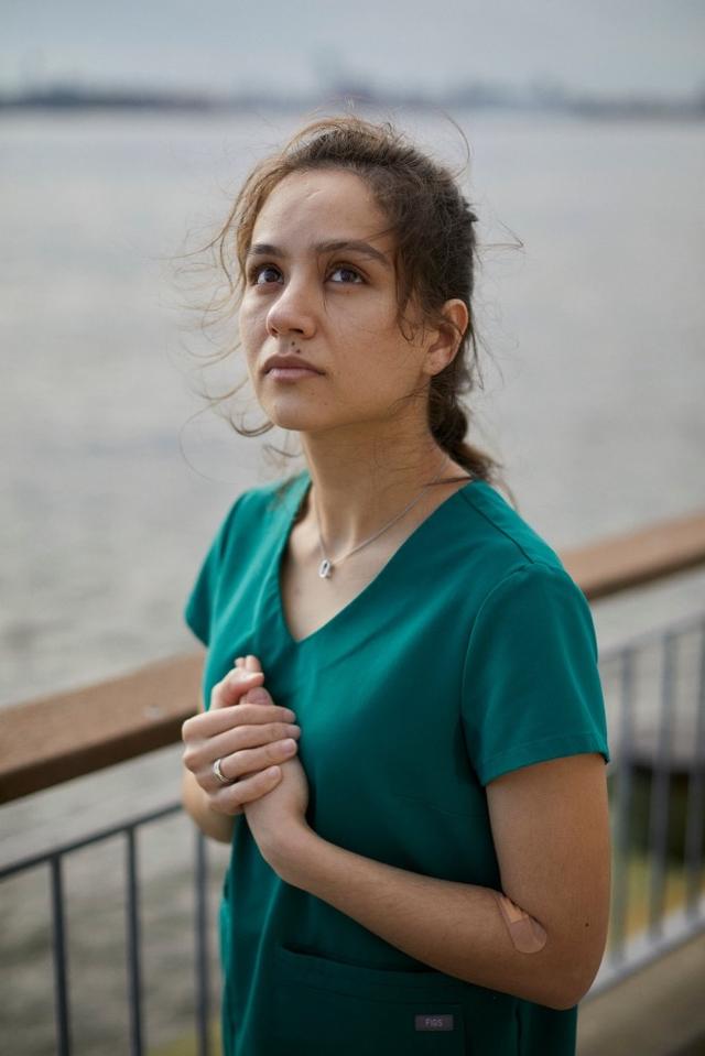 『疫情』疫情下的纽约护士群像：漫长的一天似乎永无尽头