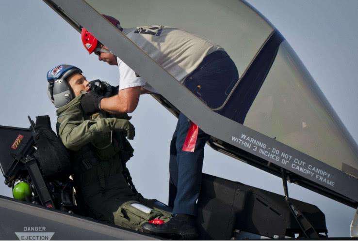 【飞行员】只因这一原因，8名飞行员一怒之下驾机叛逃，俄：欢迎回家