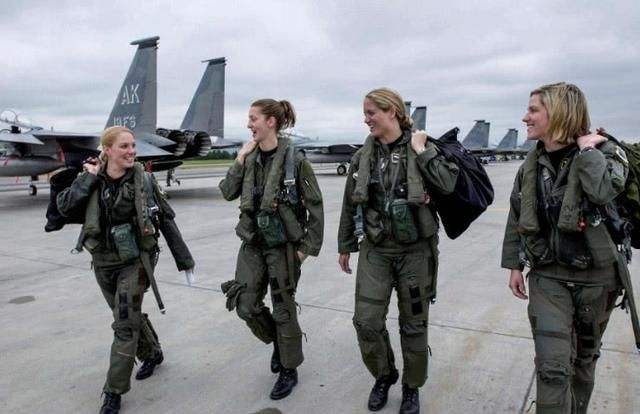 【飞行员】只因这一原因，8名飞行员一怒之下驾机叛逃，俄：欢迎回家