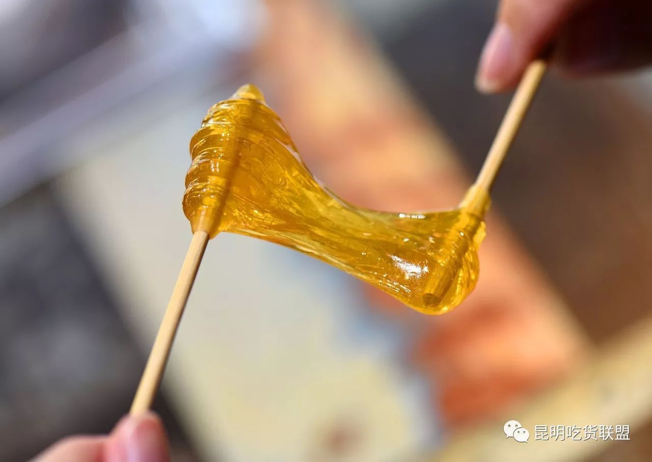 搅搅糖现在在我们的生活中几乎已经见不到了,在八九十年代的时候,去校