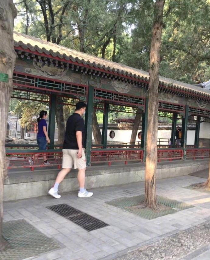 『姚明』姚明携爱女游览颐和园 9岁姚沁蕾身高或已超1米7