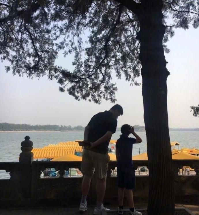 『姚明』姚明携爱女游览颐和园 9岁姚沁蕾身高或已超1米7