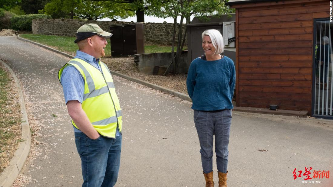英国工作@英国厨师、工程师、服务员纷纷赴农场干活!原因竟是……