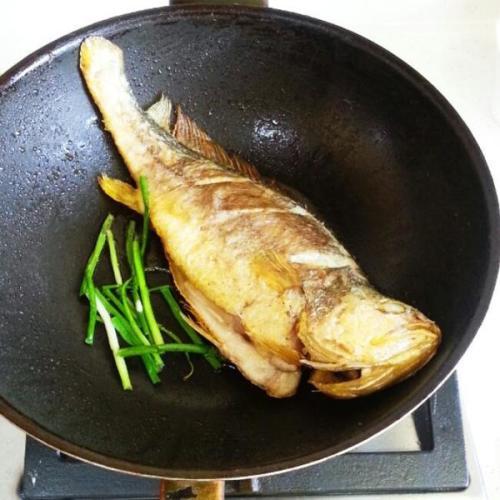 「鱼肉」分享一道红烧黄鱼的做法和配方,希望你会喜欢