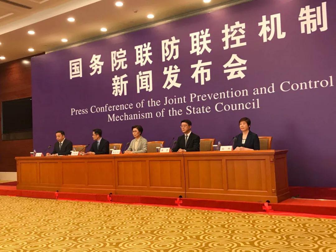 「时政」今天国务院联防联控发布会上，援鄂医疗队领队为什么数次哽咽