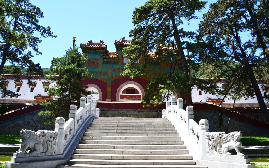 琉璃塔在香山公园宗镜大昭之庙西部山腰,为该庙组成部分.