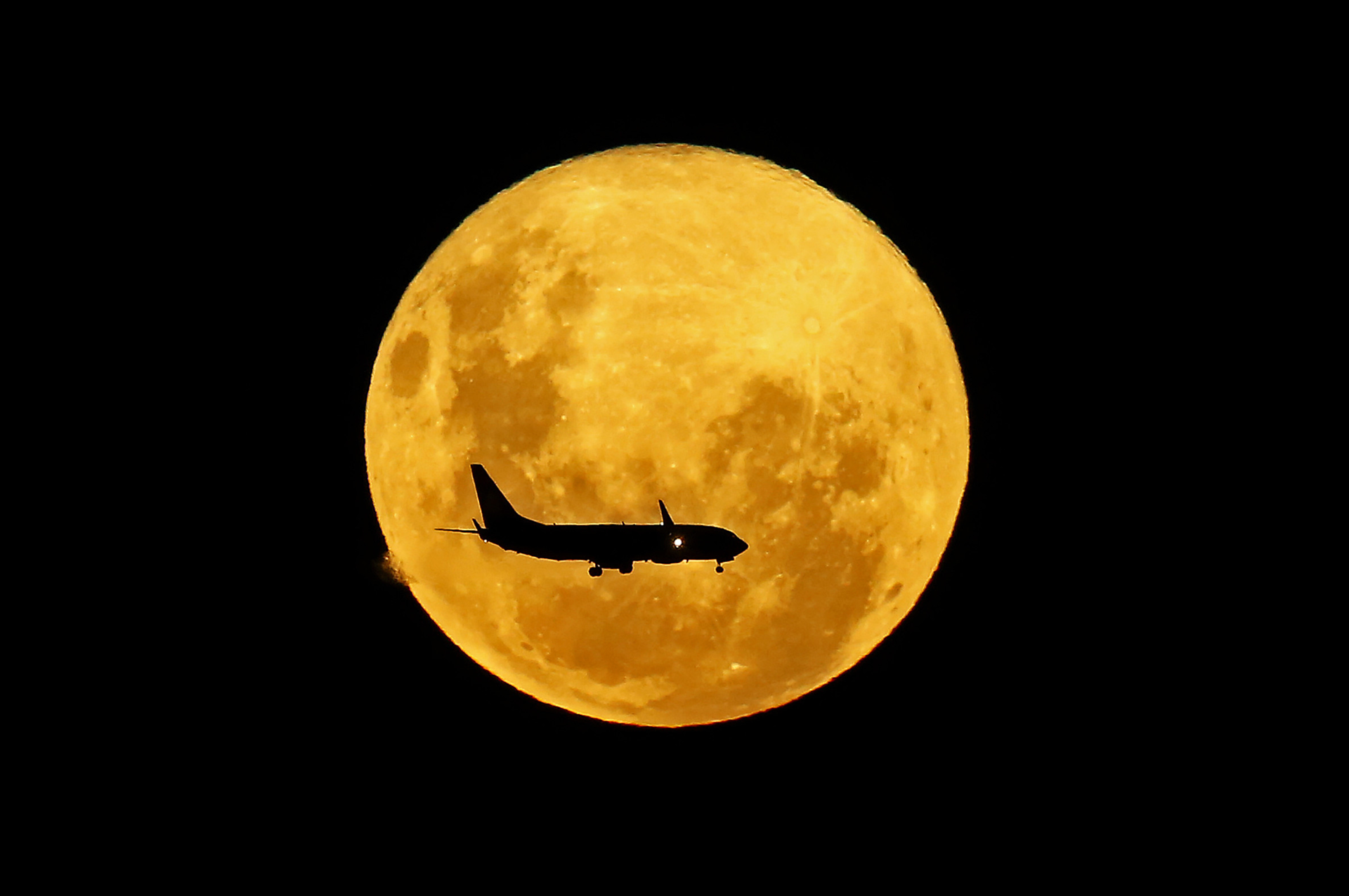 超级月亮请定好您的闹钟，本周！今年最后一个超级满月来袭