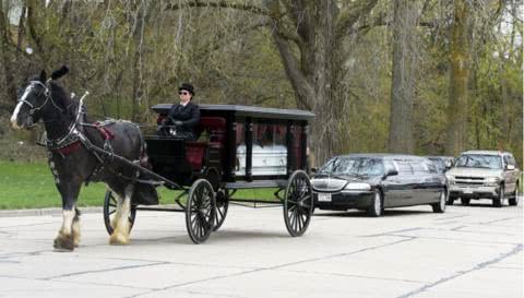 社会亲属因疫情不能出席葬礼 数百人线上为去世老人送行