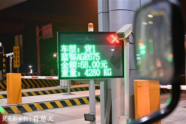 高速公路高速公路恢复收费首日，京珠沿线通行正常