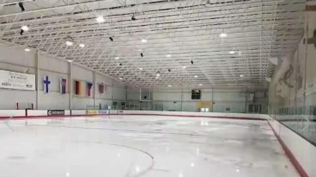 疫情疫情死亡人数过多，美国马里兰州将溜冰场改为停尸房