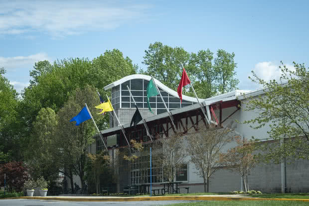 疫情疫情死亡人数过多，美国马里兰州将溜冰场改为停尸房