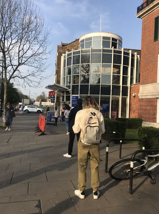 虹影作家虹影在英国：面粉和口罩匮乏 三位医生朋友被感染