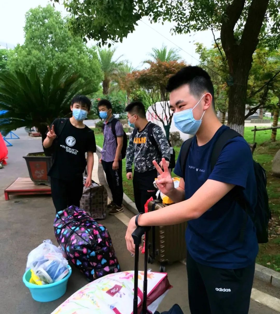 教育今天，世界微笑日！6组笑对疫情的照片，哪张最打动你？｜特别关注