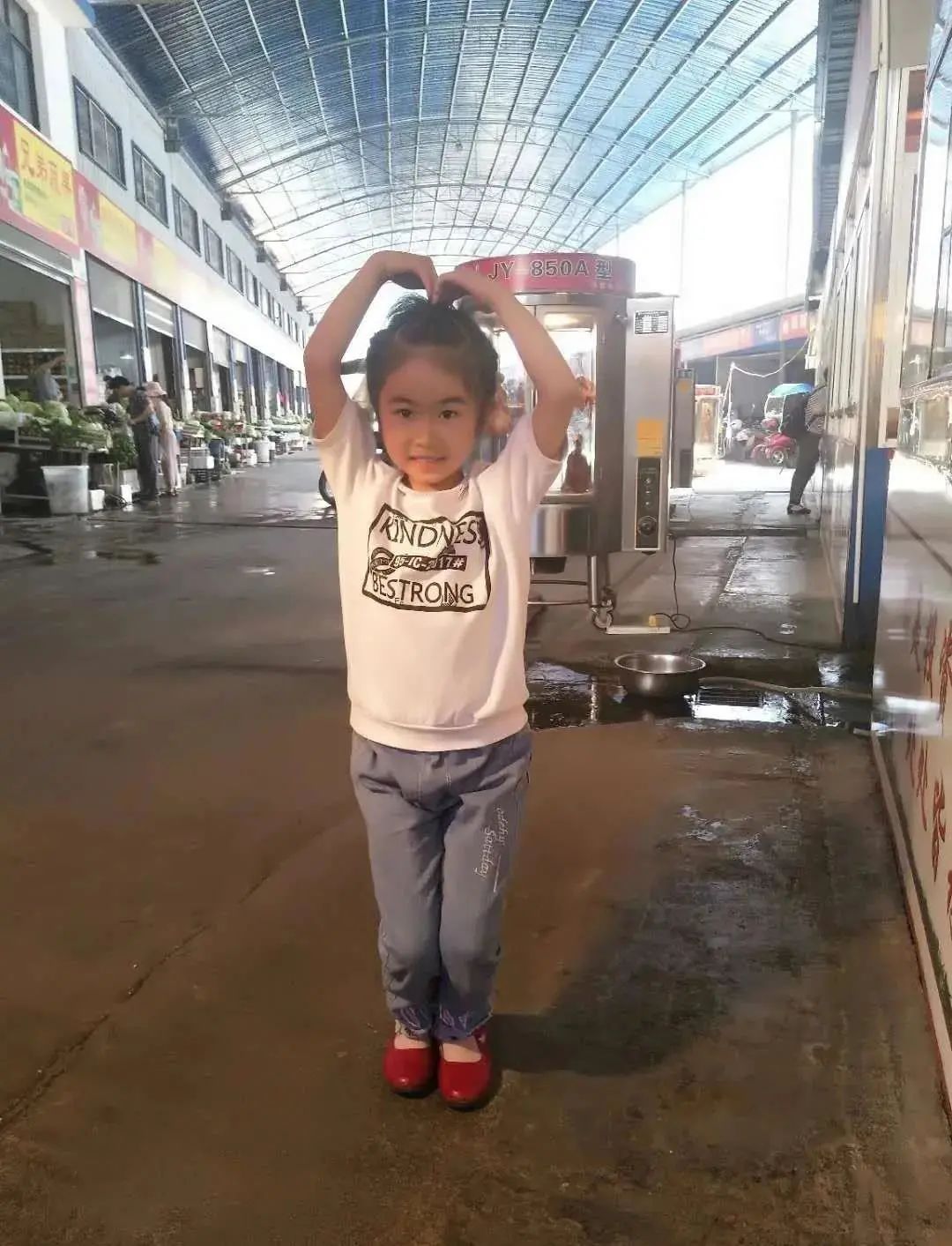 教育今天，世界微笑日！6组笑对疫情的照片，哪张最打动你？｜特别关注