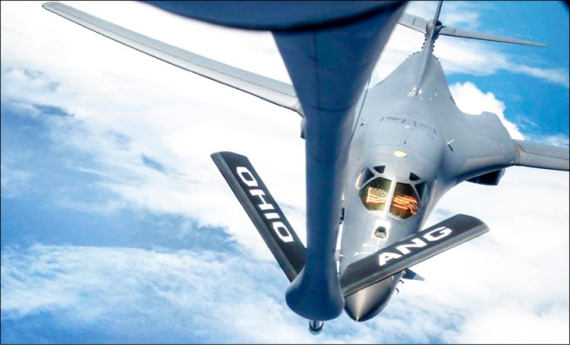 美军美军B-1B兵分两路进南海还进行空中加油，台专家：明显在示威