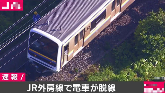 电车日本一列电车在道口脱轨，因疫情车上仅有16人且无人受伤